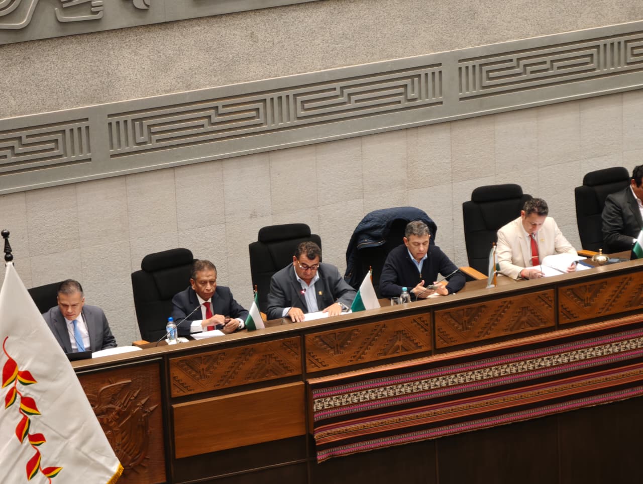 Los ministros Ernesto Justiniano y Marco Antonio Oviedo argumentaron la necesidad de la ampliación del estado de excepción. Foto: Ministerio de Defensa.