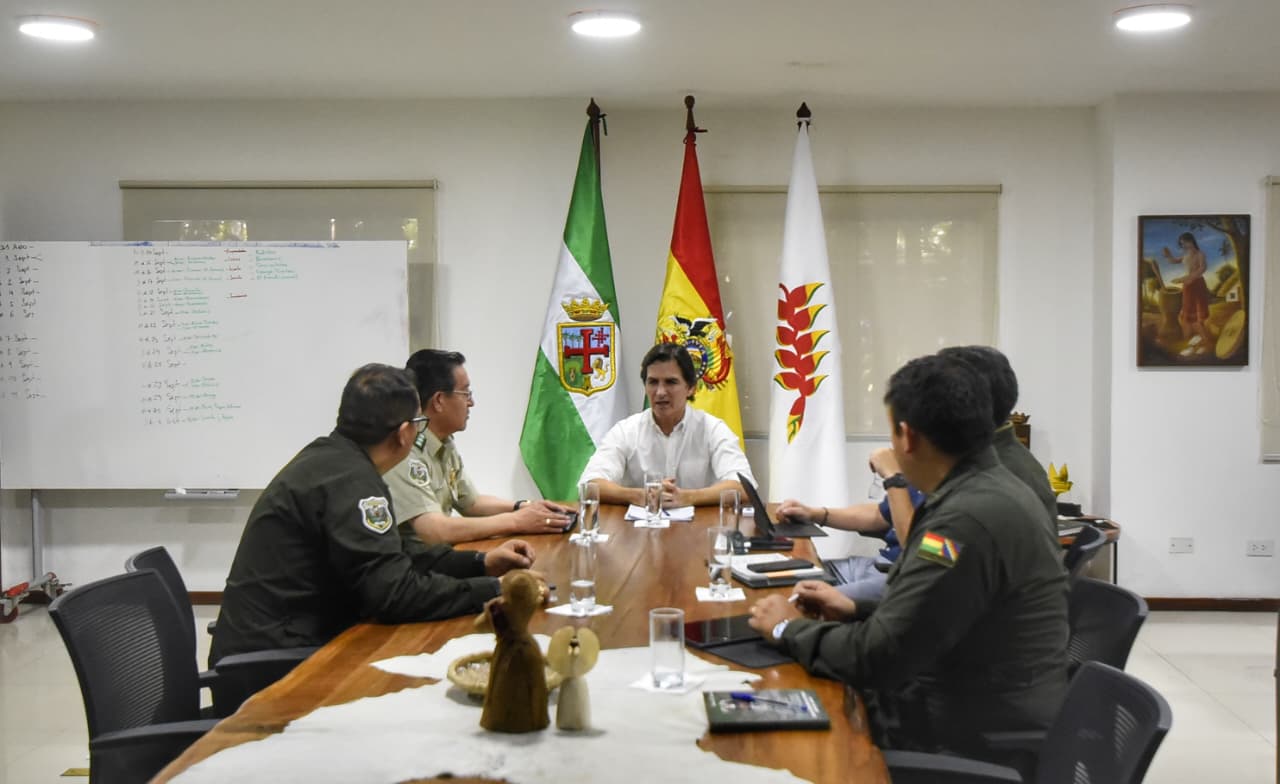 Reunión entre el alcalde de Santa Cruz, Manuel Saavedra, y el comandante de la Policía Boliviana, Adrián Álvarez.