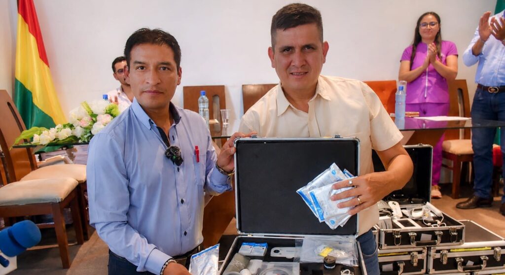 Entrega de kits con equipos médicos a establecimientos de salud de 10 municipios de Beni. Fotos: Ministerio de Salud y Deportes.
