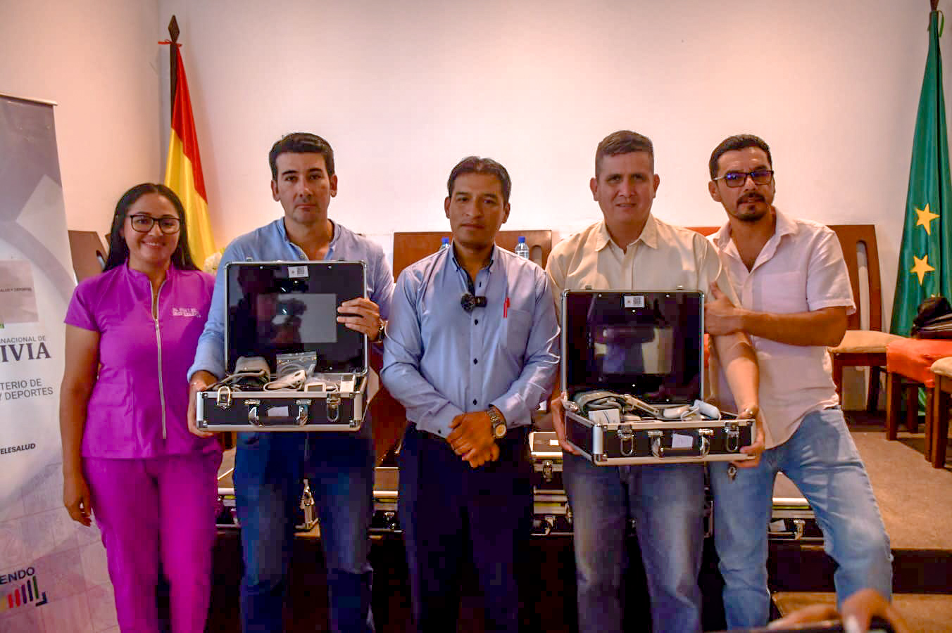 Entrega de kits con equipos médicos a establecimientos de salud de 10 municipios de Beni. Fotos: Ministerio de Salud y Deportes.