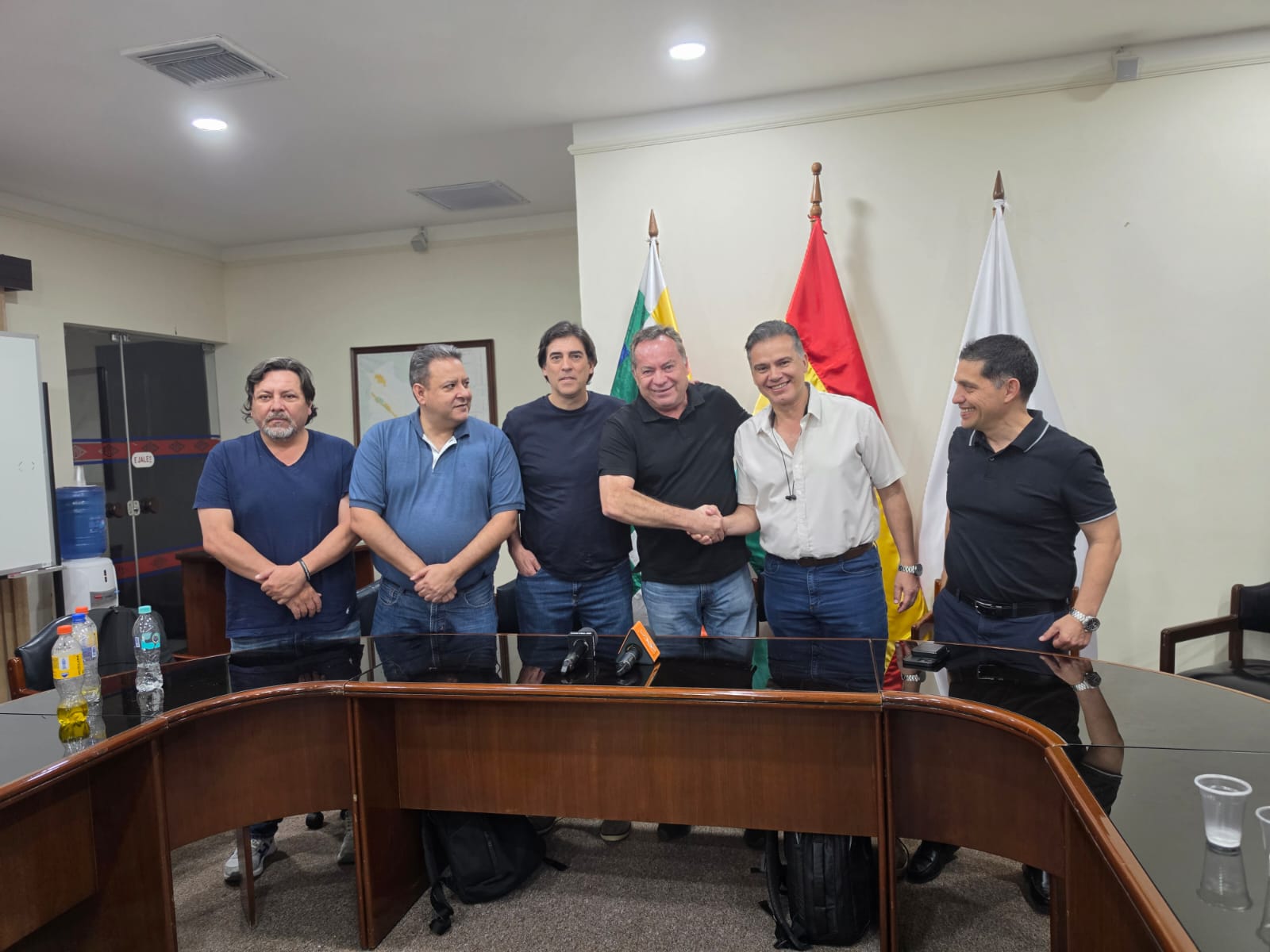 Autoridades de Gobierno y representates cisterneros tras llegar a acuerdos en Santa Cruz. Foto: Ministerio de Defensa.