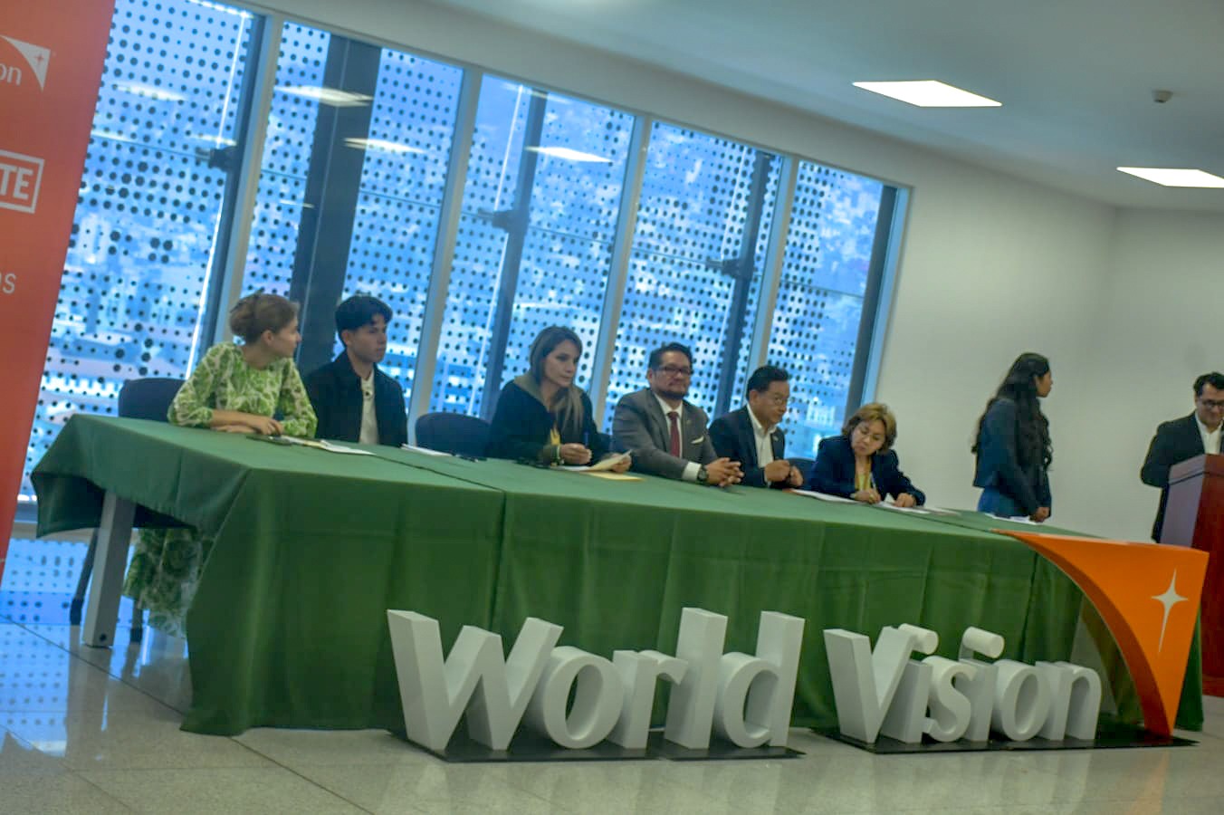 Representantes del Ministerio de Salud y Deportes y World Vision Bolivia durante la presentación de la campaña “Suficiente” para enfrentar la anemia y la malnutrición infantil.