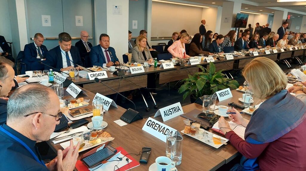 El ministro de Relaciones Exteriores, Héctor Huanca, en la III Reunión Ministerial CELAC-UE. Foto: Cancillería.