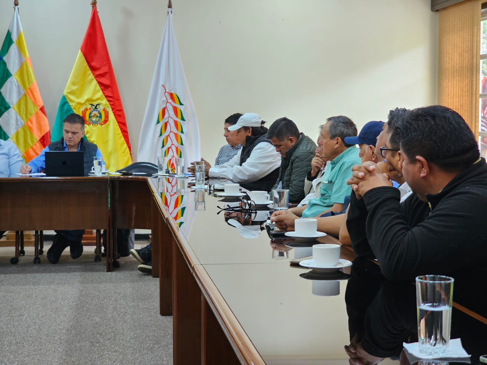 Reunión entre transportistas de Santa Cruz y el ministro de Defensa, Ernesto Justiniano. Fotos: Ministerio de Defensa.