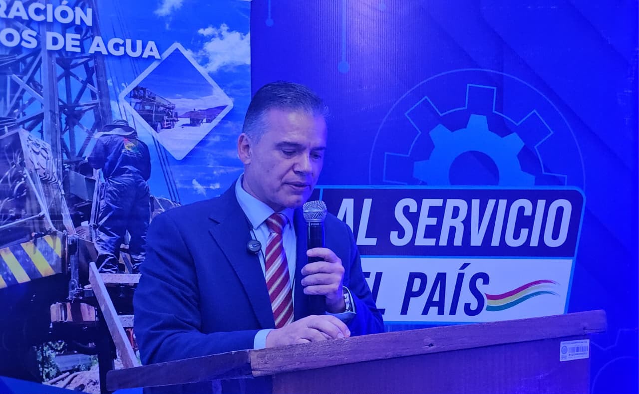 El ministro de Defensa, Ernesto Justiniano , inauguró el stand de la Corporación de COFADENA en la Expocruz.