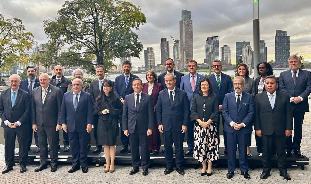 El Canciller Héctor Huanca en el encuentro con ministras y ministros de Relaciones Exteriores Iberoamericanos. Foto: Cancillería.