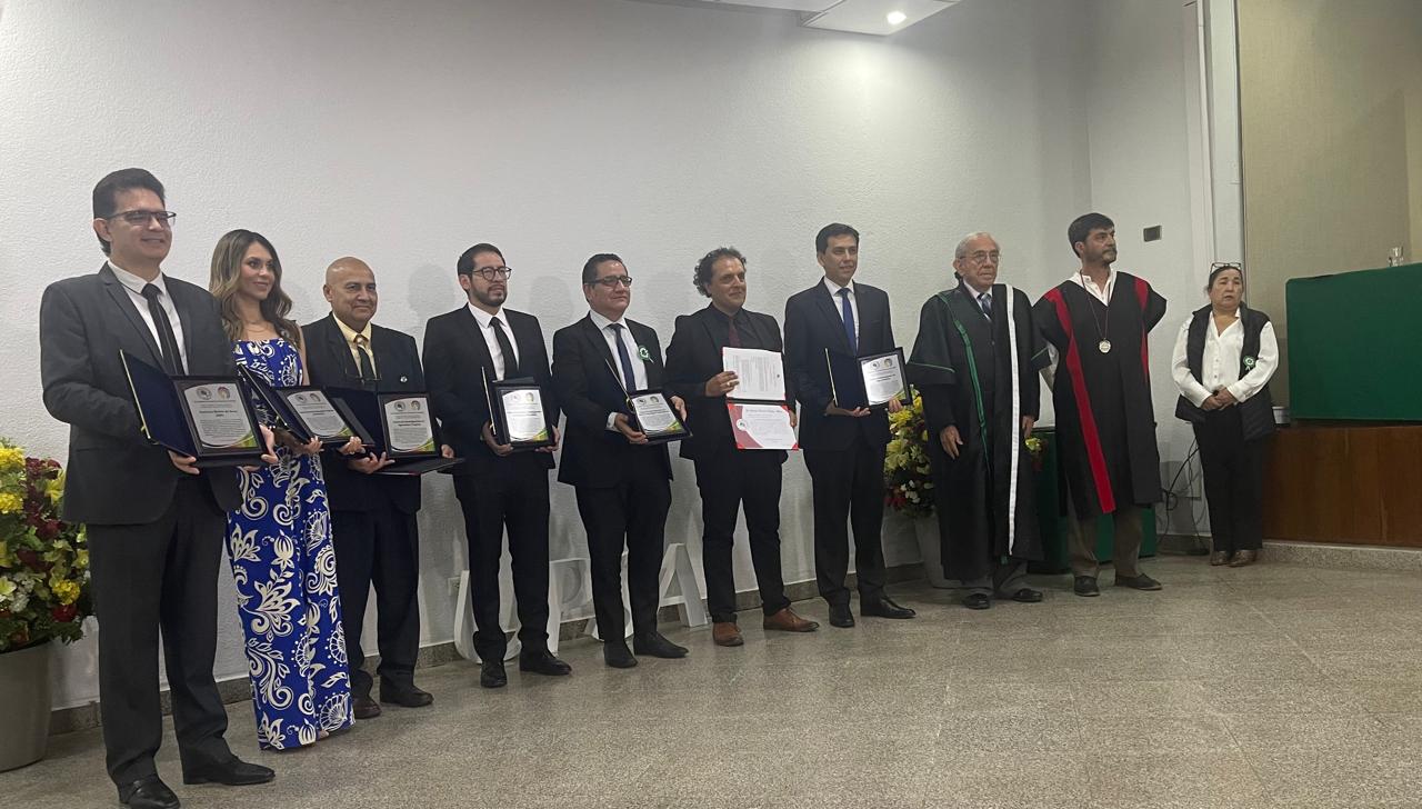 Instituciones premiadas durante la Sesión de Honor.