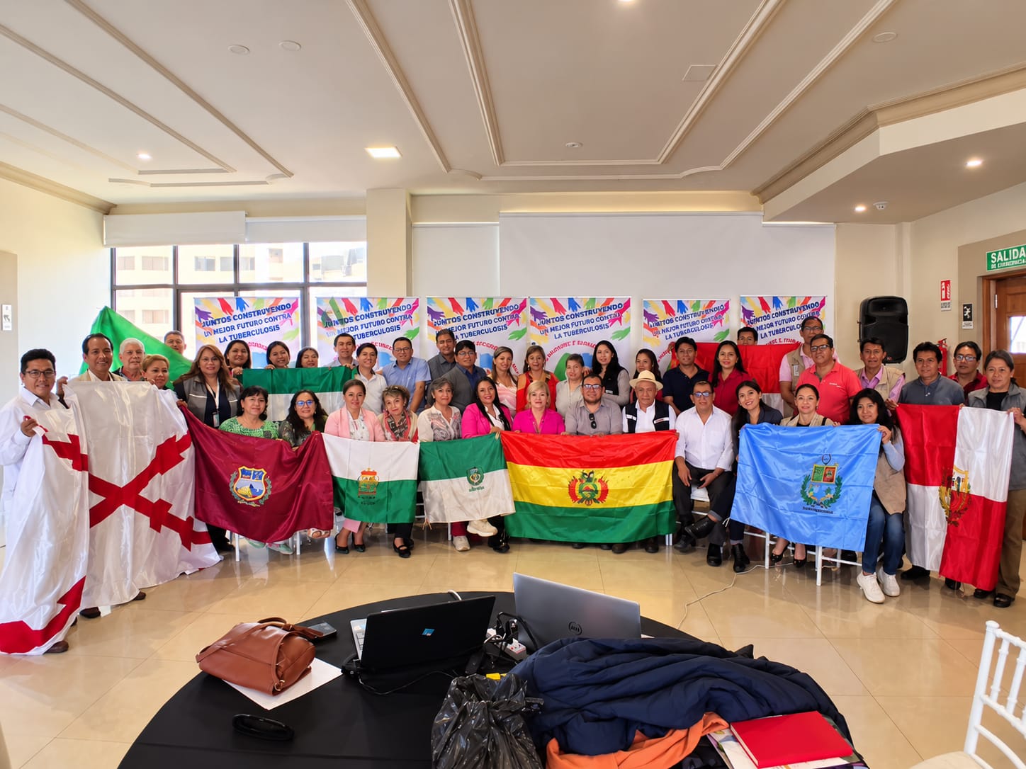 Representantes del Ministerio de Salud y organizaciones de la sociedad civil participan en la reunión nacional sobre tuberculosis, en Cochabamba.