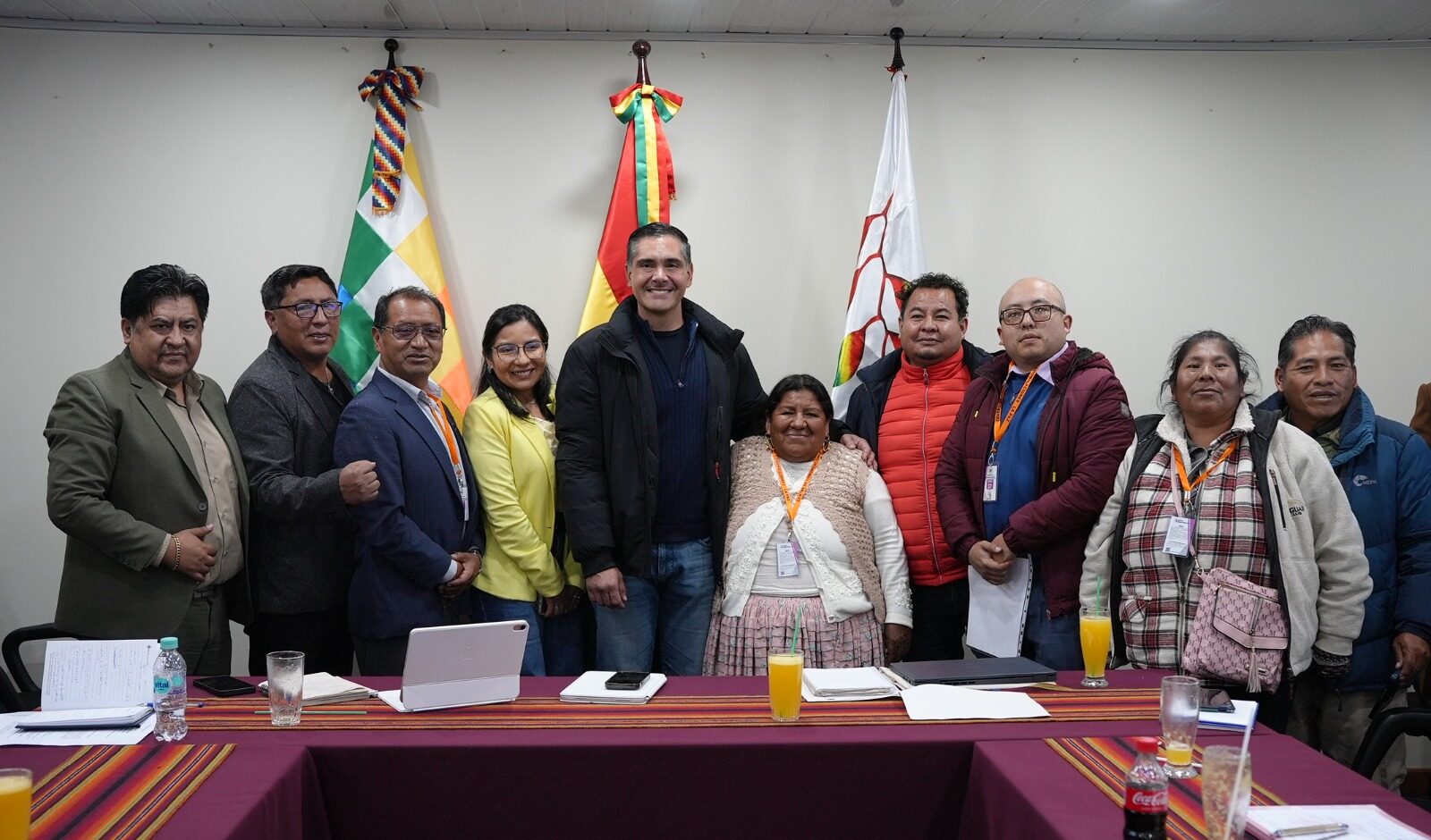 El ministro Oscar Mario Justiniano junto a representantes de instituciones de Oruro. Foto: Ministerio de Producción Sostenible.