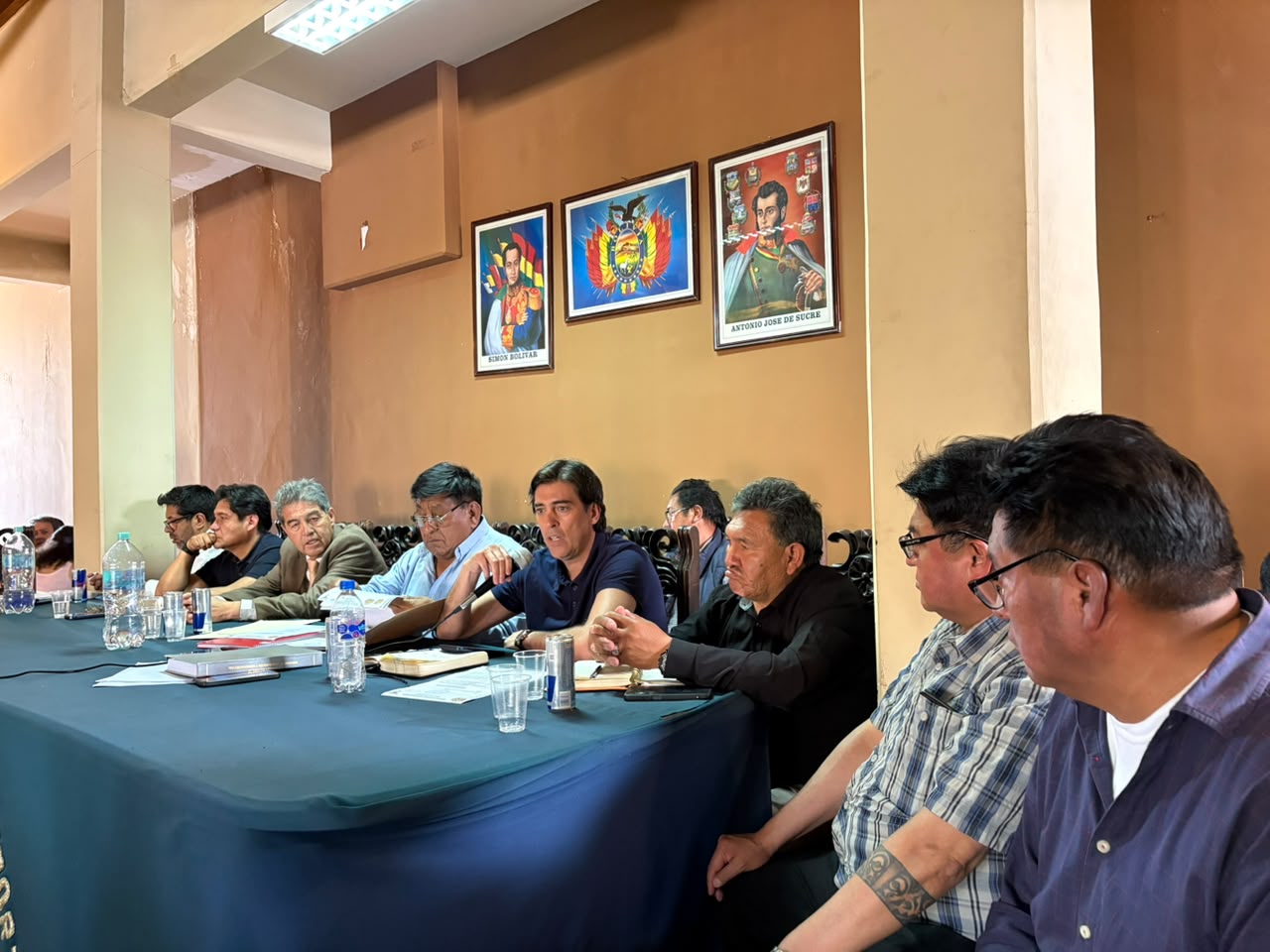 El ministro de Obras Públicas, Mauricio Zamora, en reunión con el sector del transporte. Foto: MOPSV.