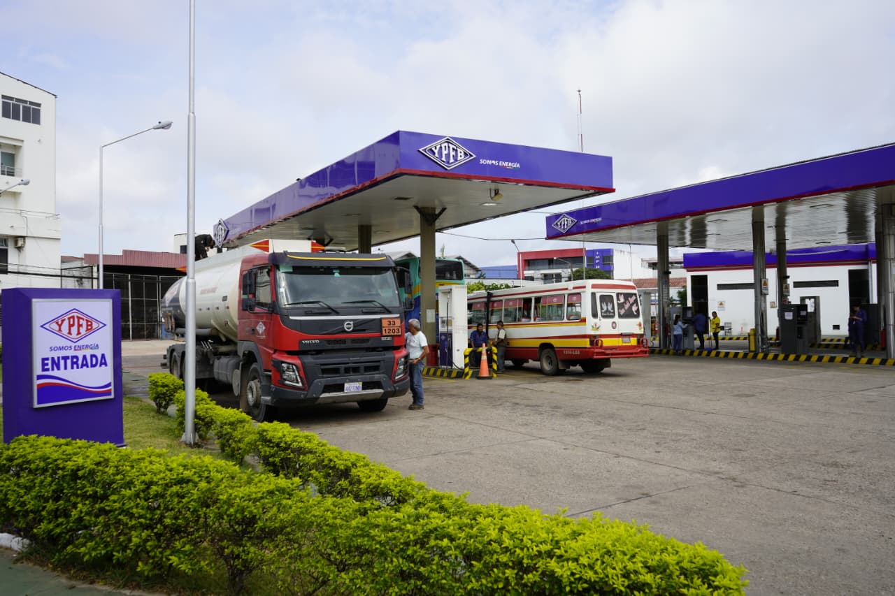 Venta de combustibles en un surtidor en Santa Cruz. Foto: YPFB.