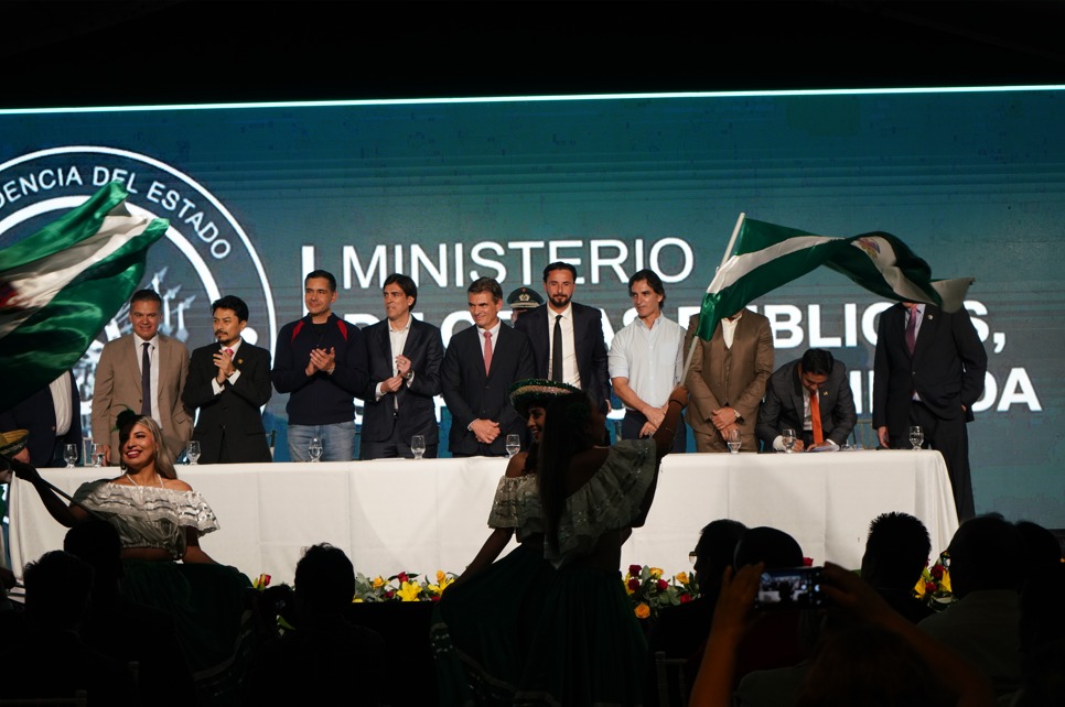 Autoridades del Gobierno y de Santa Cruz participan en el acto para implementar el Hub de Viru Viru. Foto: MOPSV