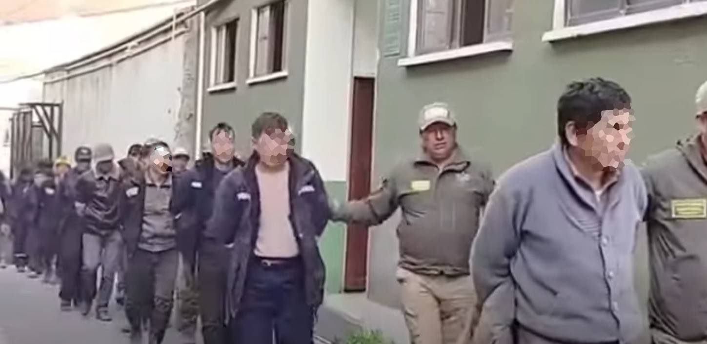 Las personas aprehendidas por minería ilegal. Foto: captura video