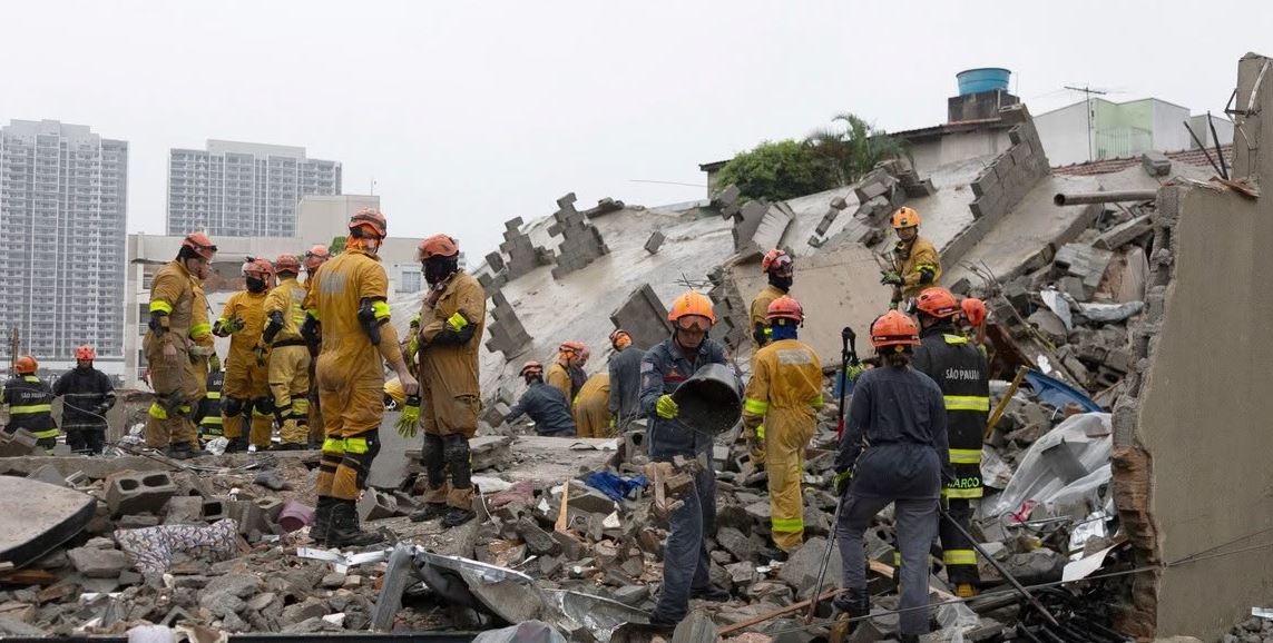 El edificio en construcción se derrumbó sobre la vivienda de una familia de bolivianos.