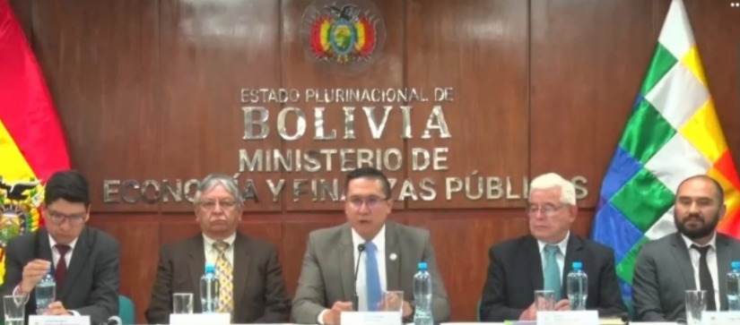 Autoridades del Ministerio de Economía en conferencia de prensa. Imagen: Captura.