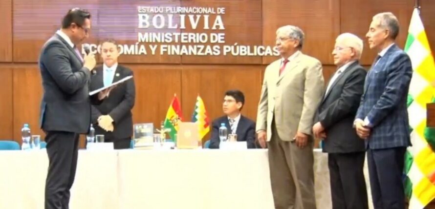 Tres viceministros fueron posesionados por el Ministro de Economía. Imagen: Captura.