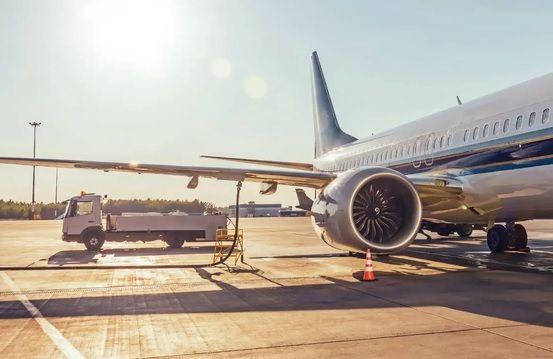 Imagen referencial del carguío de combustible de aviación. Foto: internet