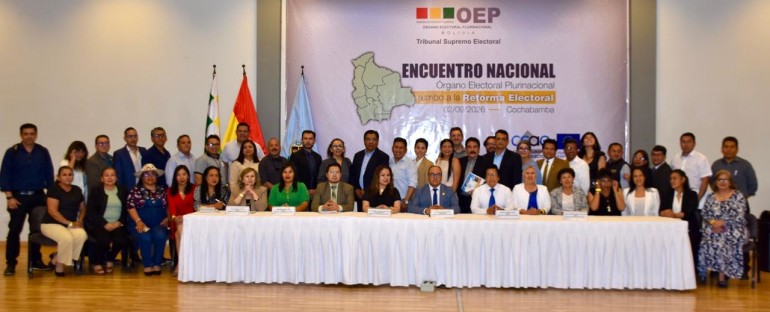 Autoridades del Órgano Electoral en la conclusión de un encuentro en Cochabamba. Foto: TSE.