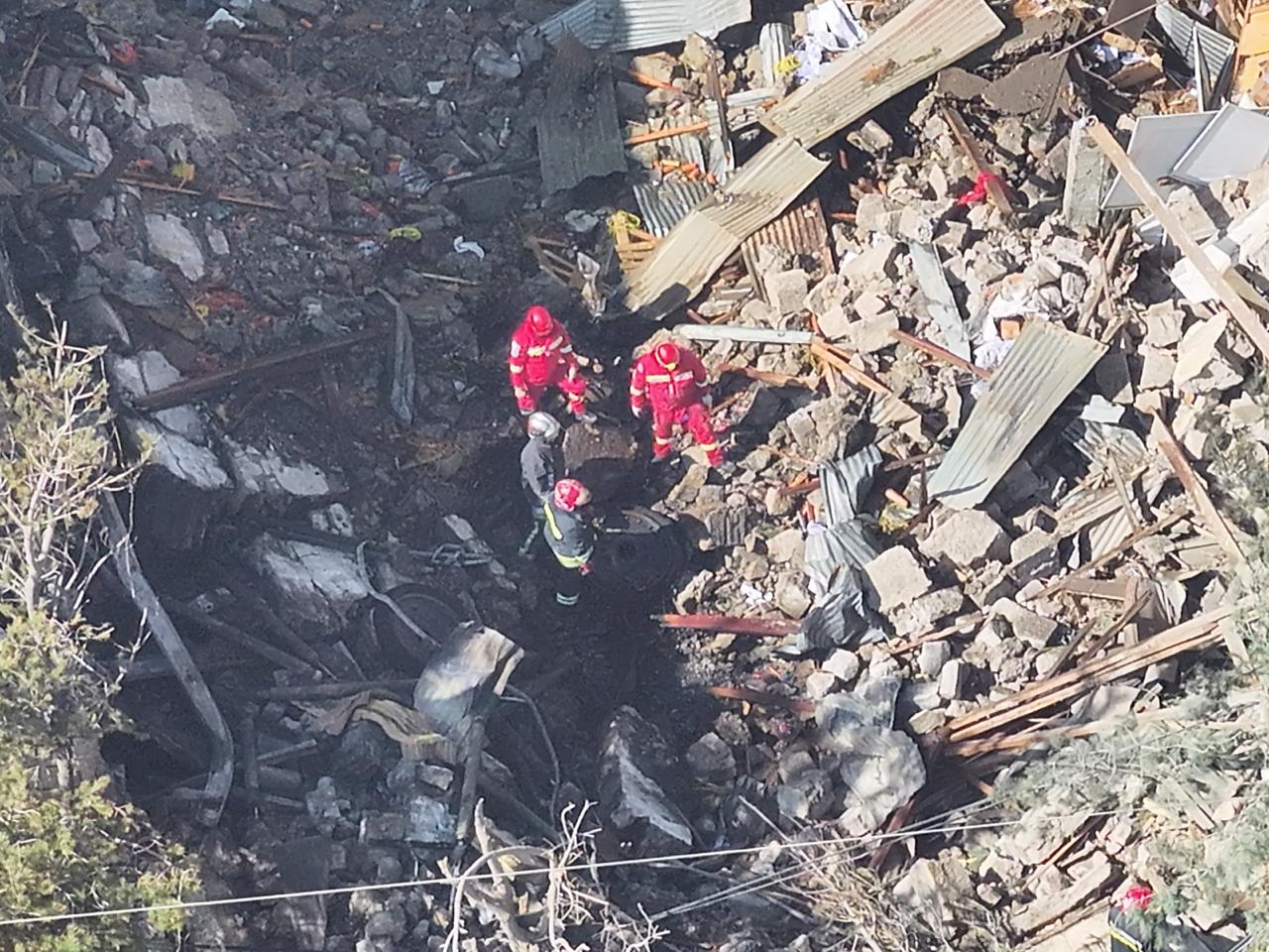 Búsqueda de Bomberos en el área afectada. Foto: Ministerio de Defensa