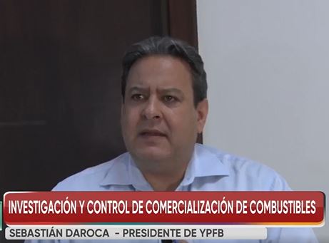 El presidente de YPFB, Sebastián Daroca en conferencia de prensa.