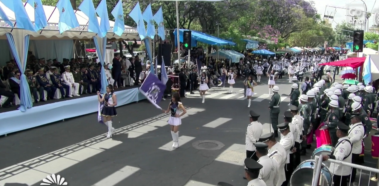 Estudiantes de diferentes unidades educativas participan en el desfile cívico.