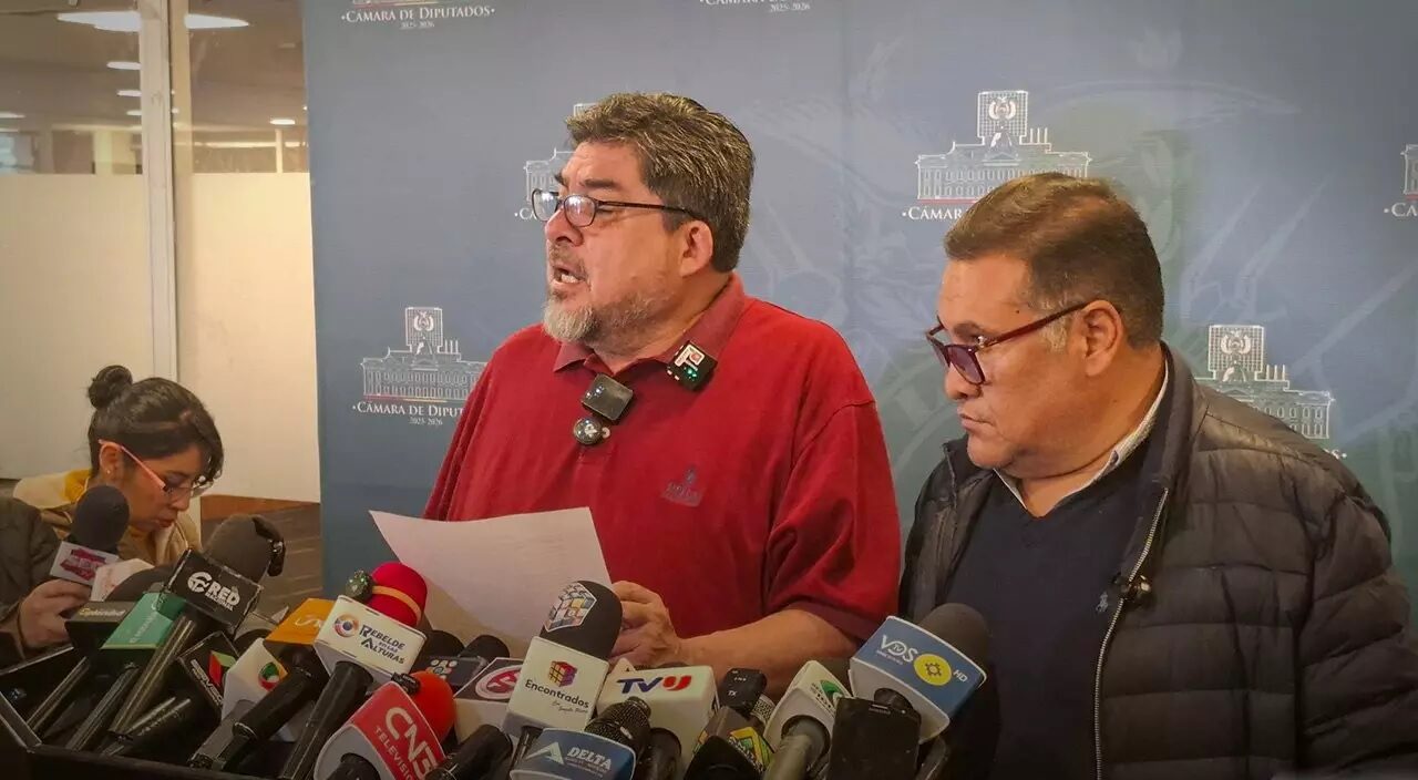 El diputado Edgar Zegarra en conferencia de prensa. Foto: Cámara de Diputados.