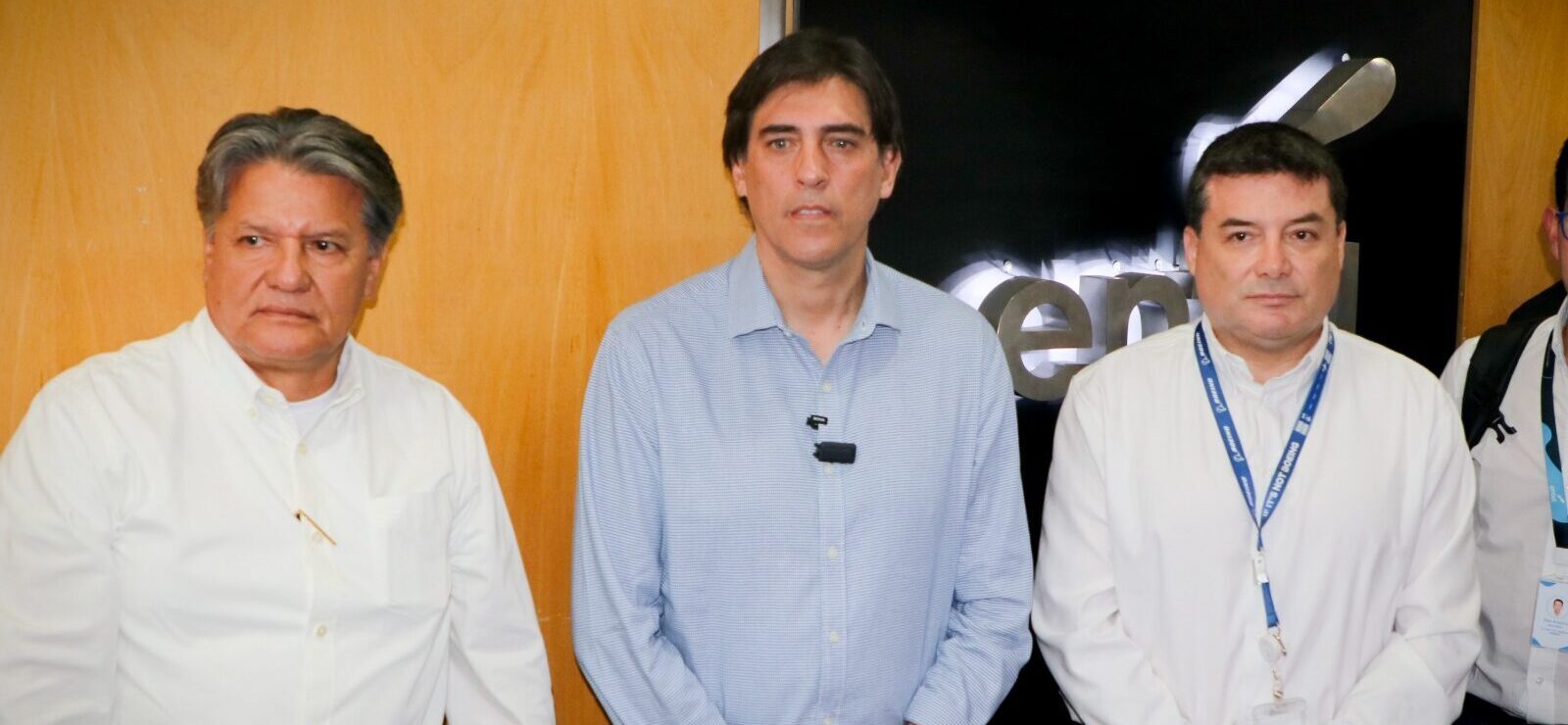 Ministro de Obras Públicas, Mauricio Zamora, en conferencia de prensa junto a la directiva de Ecojet. Foto: MOPSV.