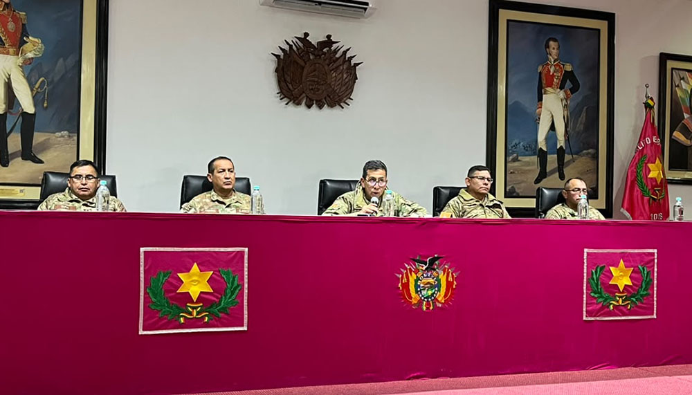 El comandante del Ejército, general Héctor Alarcón, en conferencia de prensa. Foto: Ministerio de Defensa