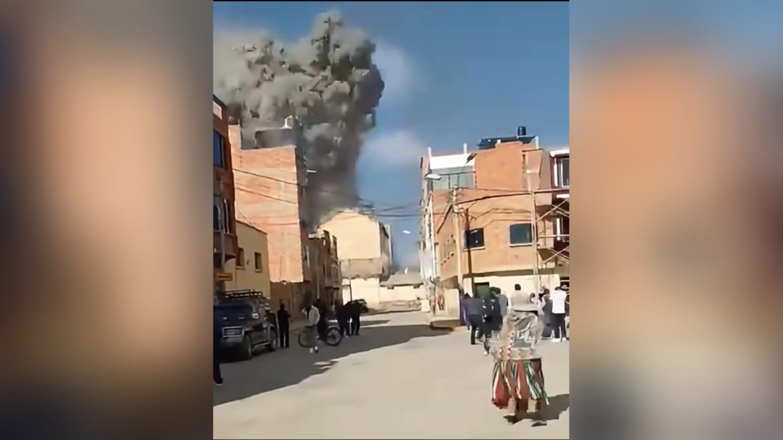 Vista de la explosión en el Regimiento Bolívar desde otra calle de Viacha. Foto: redes sociales