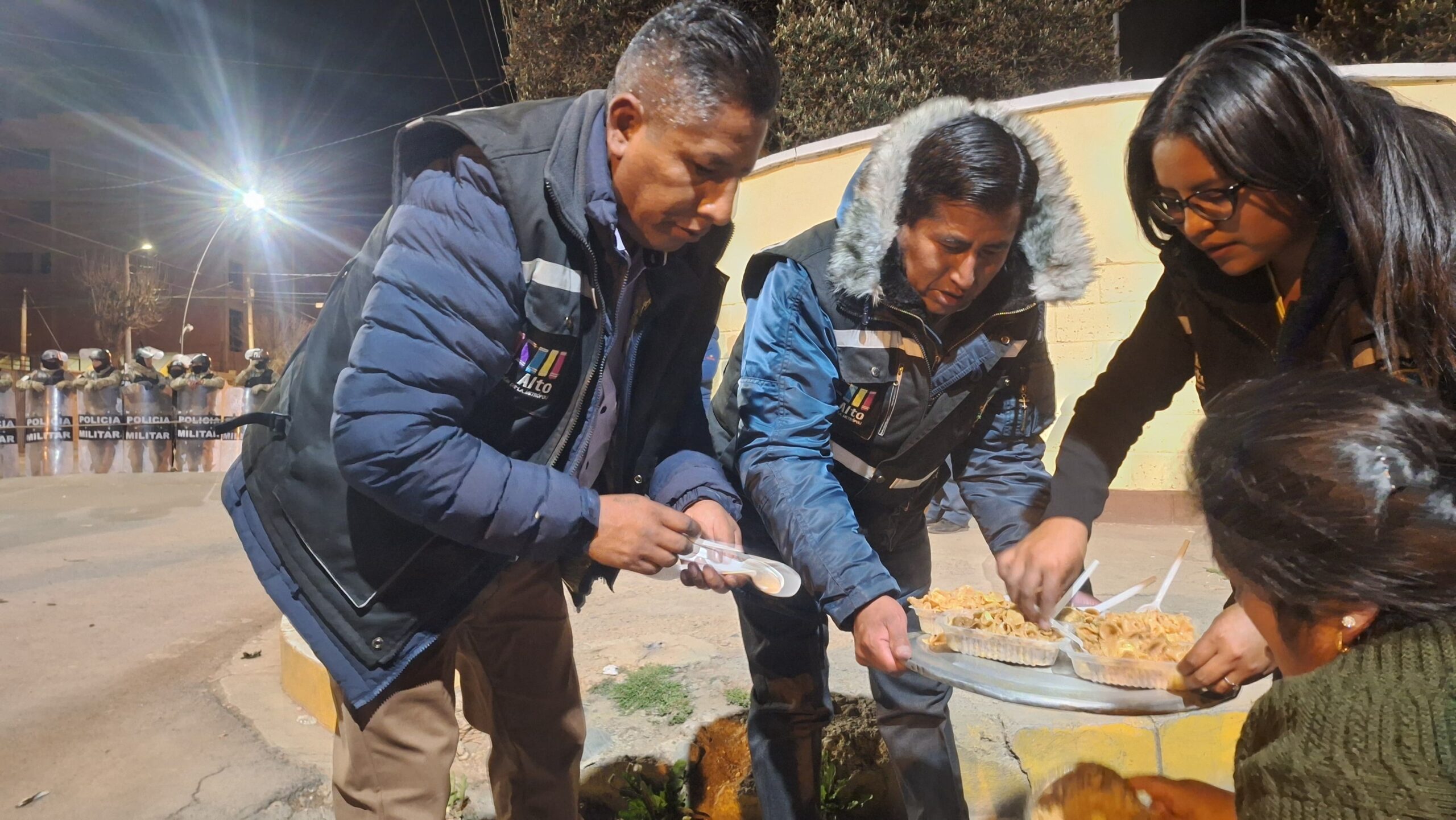 Funcionarios de la alcaldía de El Alto llevaron comida a Viacha. Foto: Gamea.