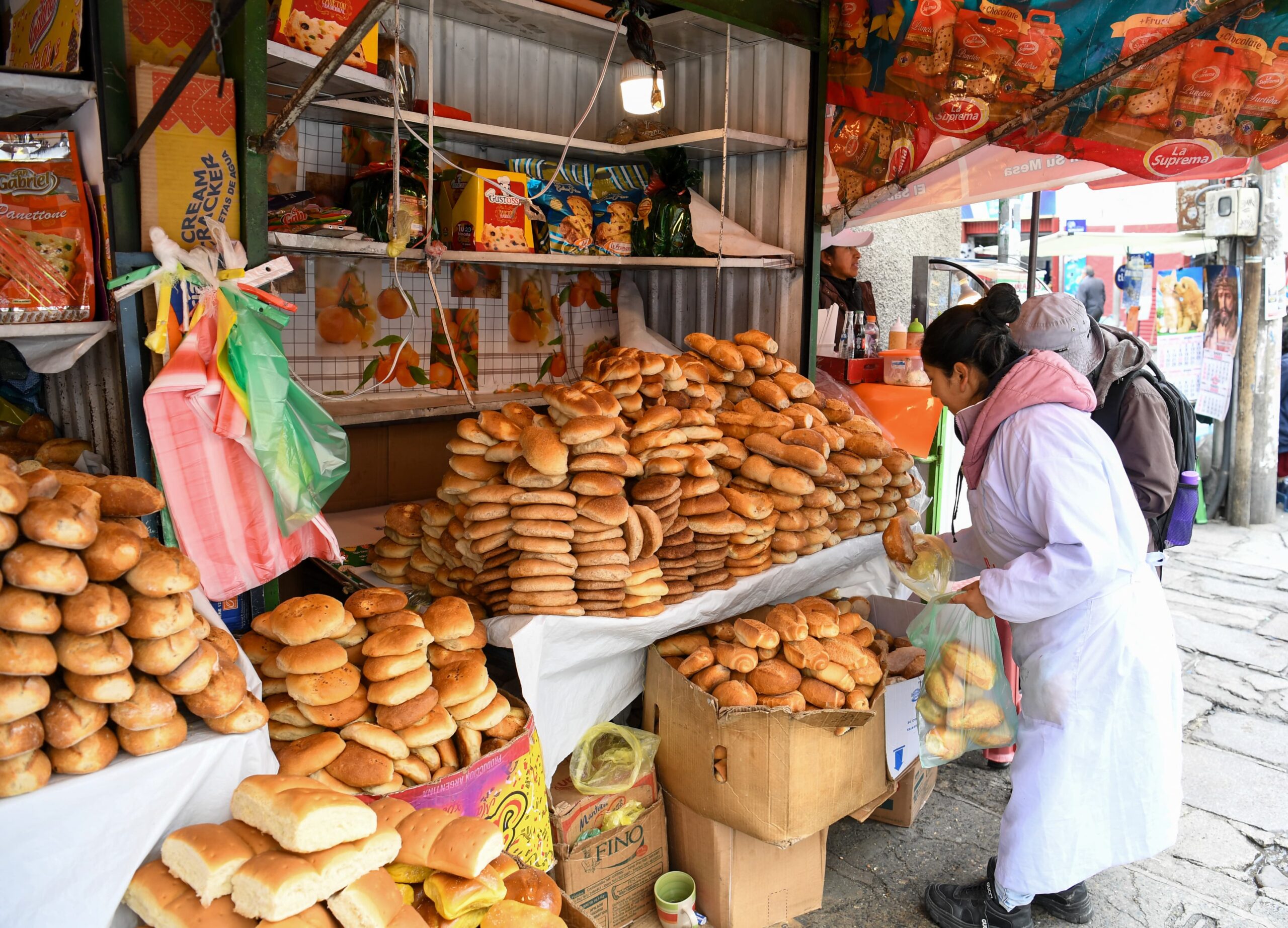 Un puesto de venta de "pan de batalla" en la ciudad de La Paz. Foto: Archivo.