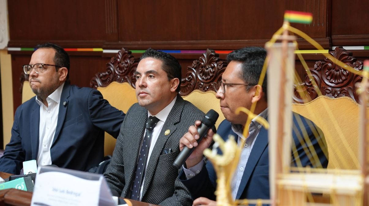 Autoridades nacionales, departamentales, municipales y representantes del sector privado durante la presentación de la Feria Reactiva La Paz “Aguante Collita”.