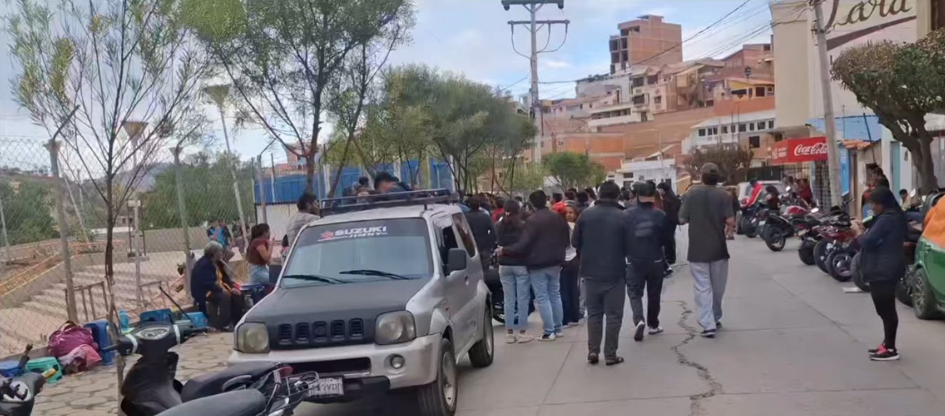 Varias personas hacen filas en la puerta de ingreso del Polideportivo de Garcilaso.