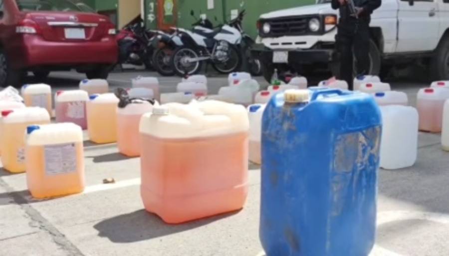 Los bidones con gasolina secuestrados por la Policía. Foto: CTV