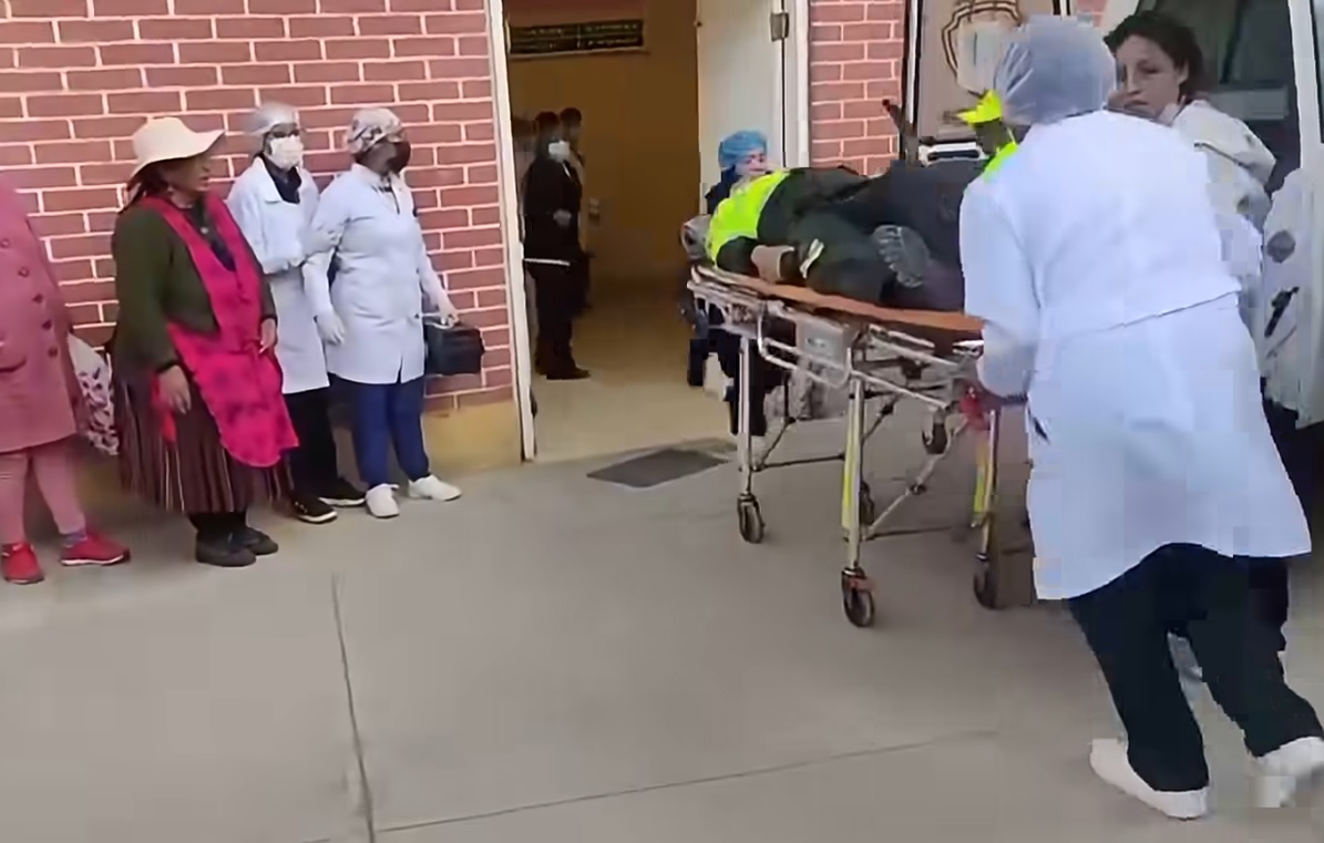 Uno de los heridos ingresa a un centro de salud. Foto: redes sociales