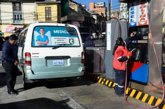 Un minibús de transporte público en un surtidor en La Paz. Foto: Archivo.