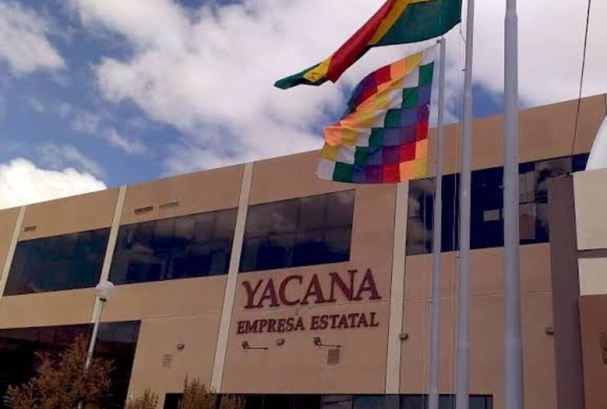 Frontis del edificio de la empresa estatal Yacana, en Laja. Foto: Archivo.