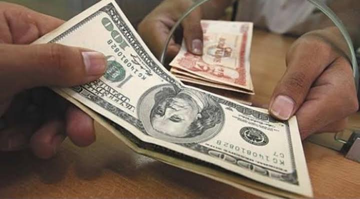 Billetes de dólares y bolivianos en actual circulación. Foto: Archivo.