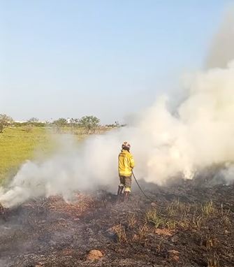 Bomberos sofocan el incendio de pastizales registrado en inmediaciones del aeropuerto Viru Viru.