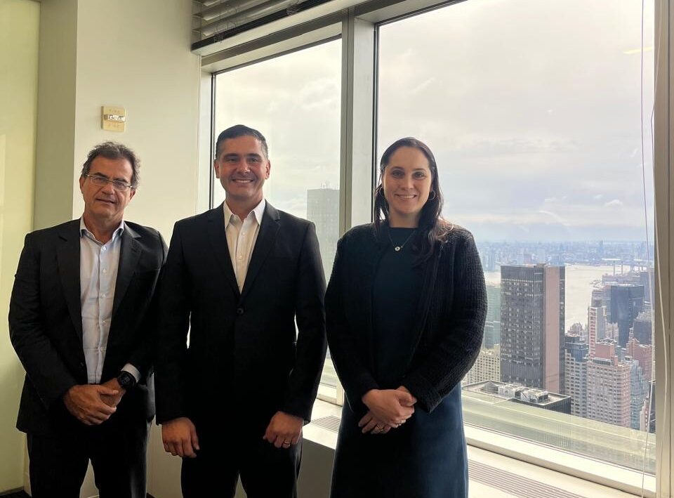 Reunión sostenida entre el ministro Óscar Mario Justiniano y con ejecutivos de BTG Pactual en Nueva York. Foto: Ministerio de Producción Sostenible, Medio Ambiente y Agua.