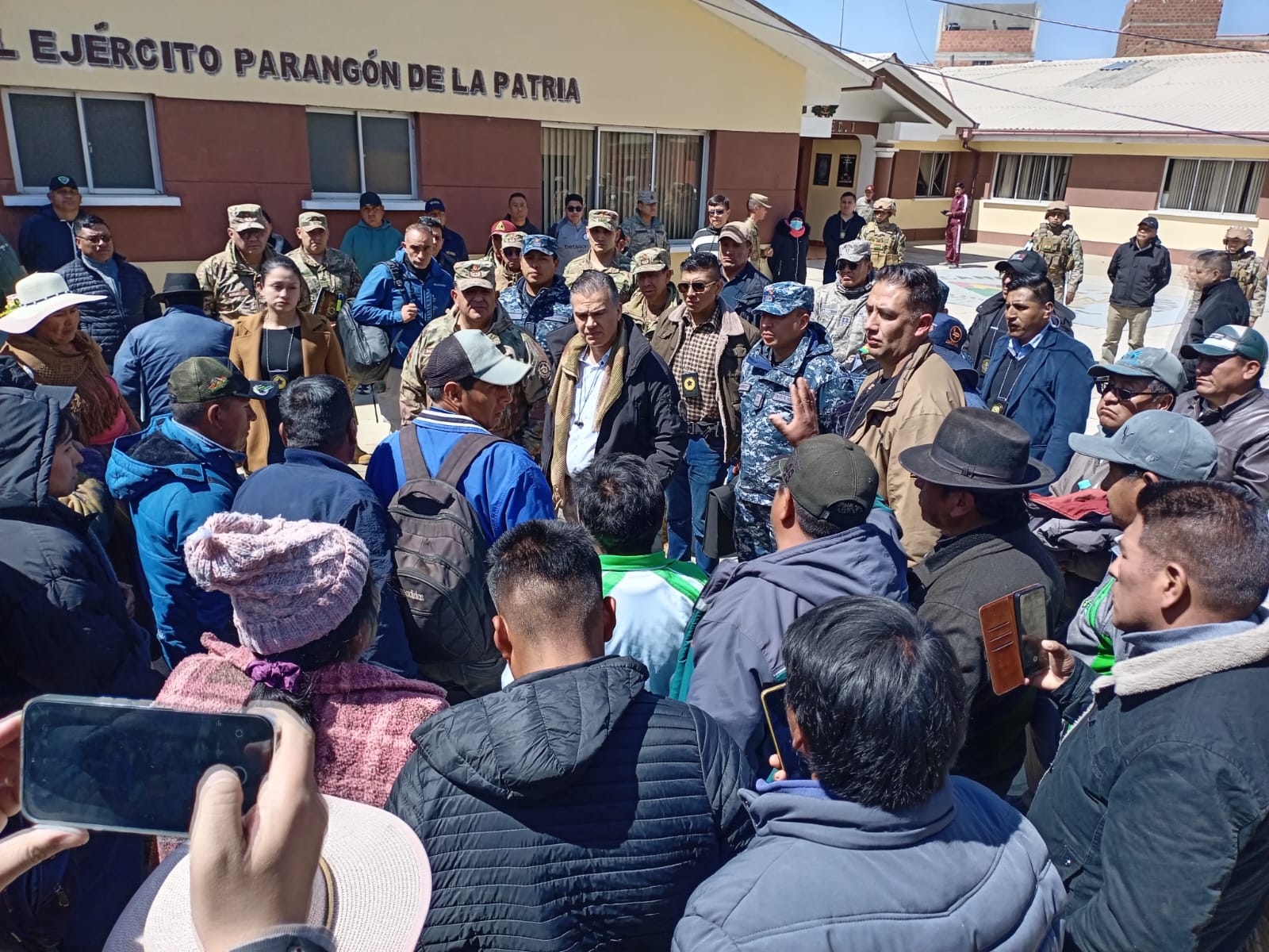 Justiniano, reunido con familiares y vecinos de Viacha. Foto: Ministerio de Defensa
