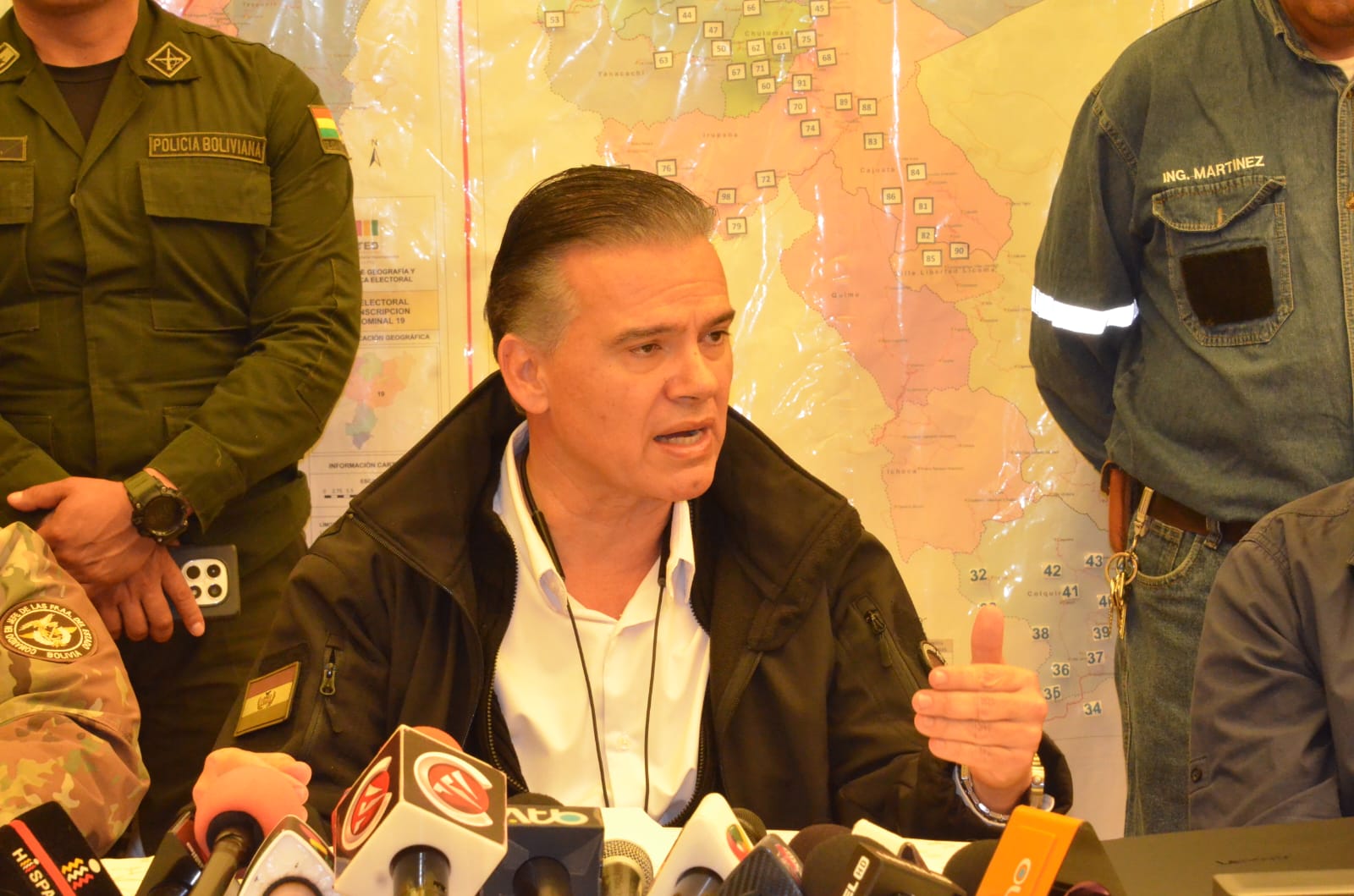 Justiniano brinda conferencia de prensa. Foto: Ministro de Defensa