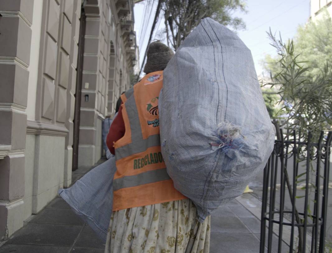 Una mujer recicladora. Foto: BancoSol