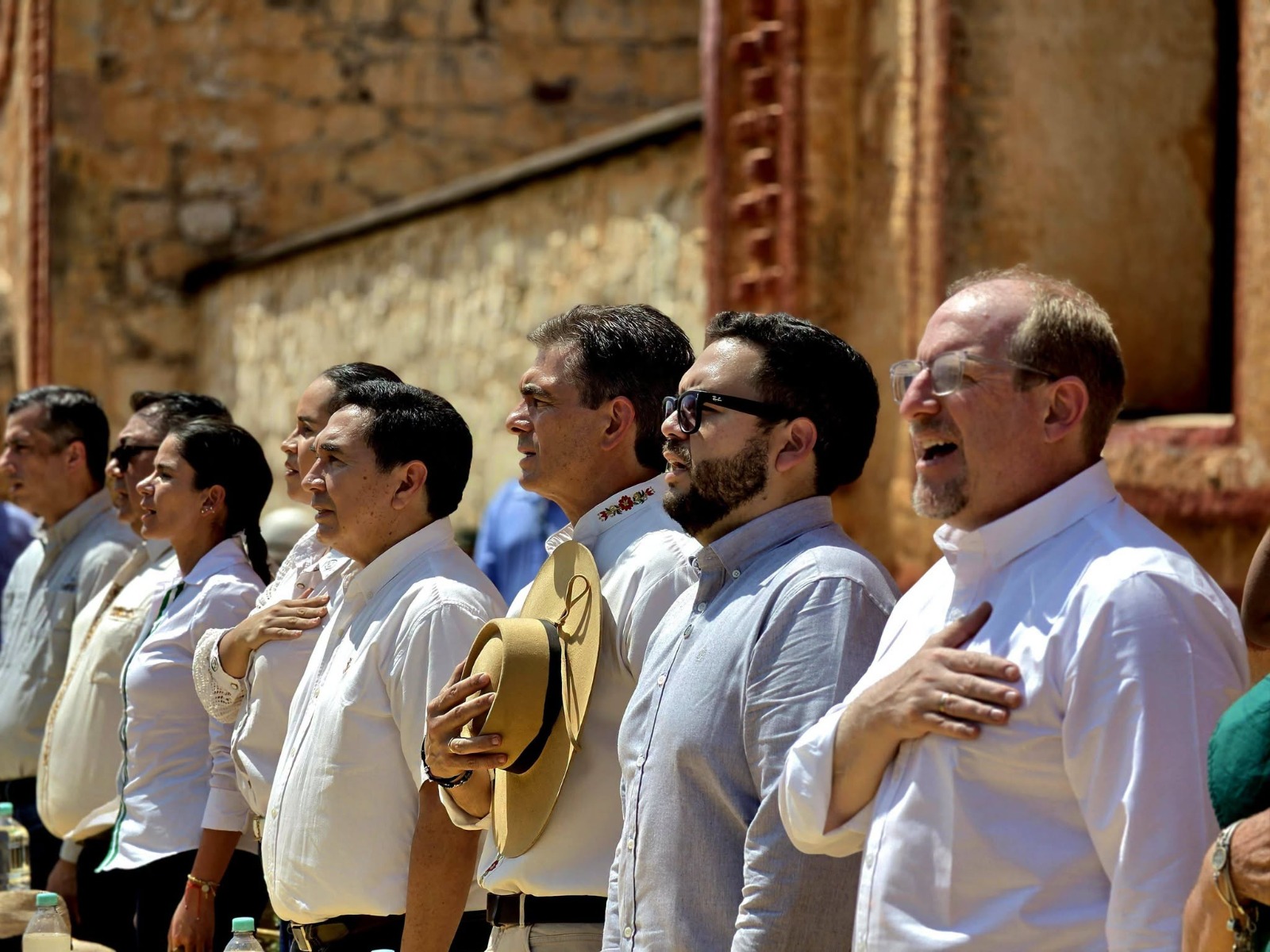 El mandatario Rodrigo Paz junto a autoridades municipales y de FONPLATA. Foto: Oficina del Presidente