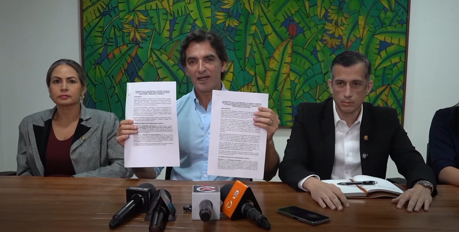 El alcalde Manuel Saavedra presentó dos proyectos de ley.