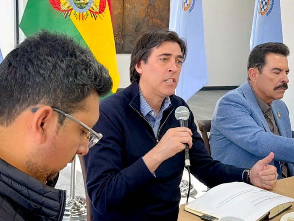 Ministro de Obras Públicas llega a Cochabamba para socializar conversión a GNV con alcaldía y transporte. Fotos: MOPSV.