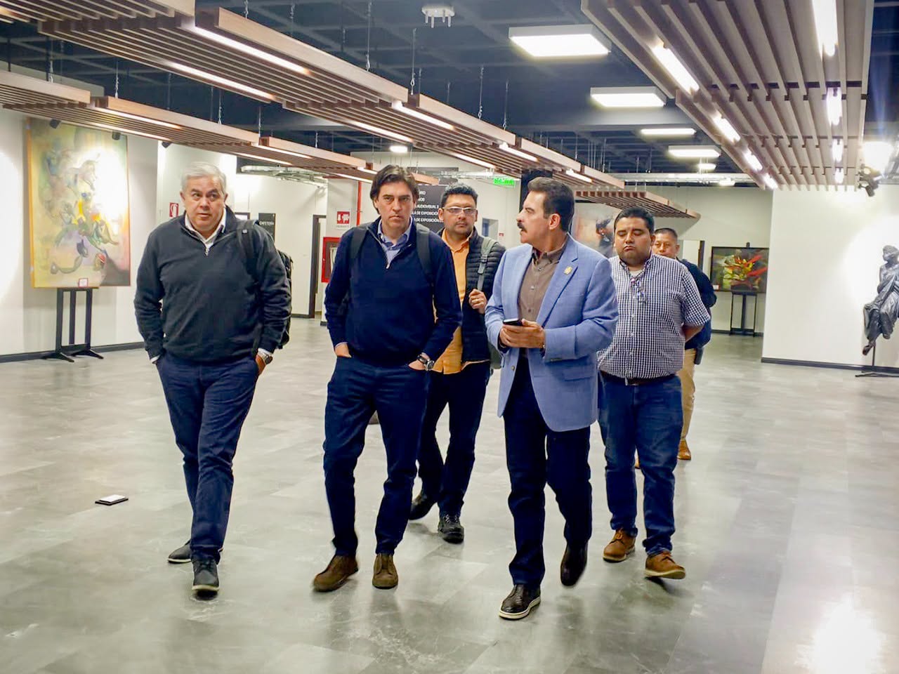 Ministro de Obras Públicas llega a Cochabamba para socializar conversión a GNV con alcaldía y transporte. Fotos: MOPSV.