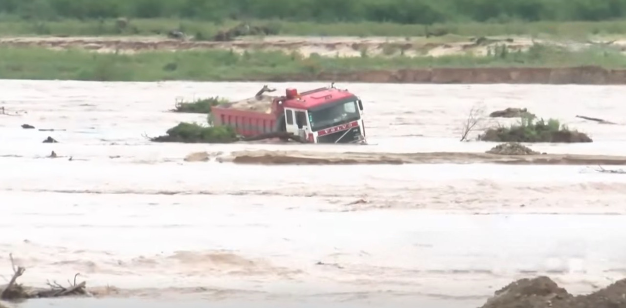 El camión atrapado en el río Piraí. Foto: captura video