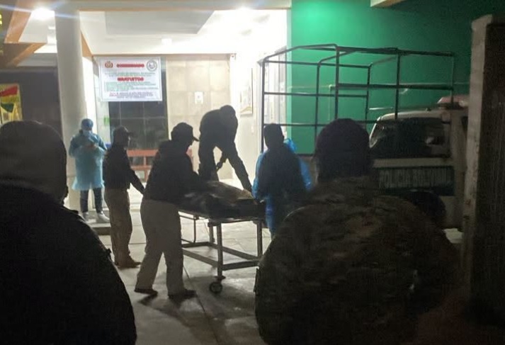 Traslado de la víctima a la morgue. Foto: Ministerio de Defensa