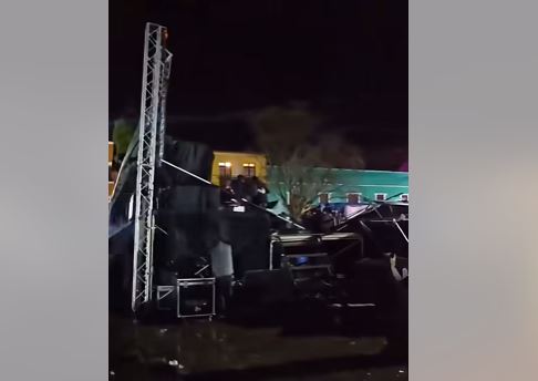 Fuertes vientos derriban escenario y dejan personas afectadas